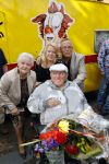 Vlaardingen 17 september 2021
Bas v Toor viert zijn 86e verjaardag . Er is een defile met Bassie en Adriaan auto's. Ook de vrouw van Bas , Coby zijn dochter Liesbeth en schoonzoon Evert waren aanwezig.