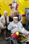 Vlaardingen 17 september 2021
Bas v Toor viert zijn 86e verjaardag . Er is een defile met Bassie en Adriaan auto's. Ook de vrouw van Bas , Coby zijn dochter Liesbeth en schoonzoon Evert waren aanwezig.