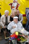 Vlaardingen 17 september 2021
Bas v Toor viert zijn 86e verjaardag . Er is een defile met Bassie en Adriaan auto's. Ook de vrouw van Bas , Coby zijn dochter Liesbeth en schoonzoon Evert waren aanwezig.