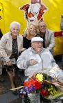 Vlaardingen 17 september 2021
Bas v Toor viert zijn 86e verjaardag . Er is een defile met Bassie en Adriaan auto's. Ook de vrouw van Bas , Coby zijn dochter Liesbeth en schoonzoon Evert waren aanwezig.