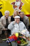 Vlaardingen 17 september 2021
Bas v Toor viert zijn 86e verjaardag . Er is een defile met Bassie en Adriaan auto's. Ook de vrouw van Bas , Coby zijn dochter Liesbeth en schoonzoon Evert waren aanwezig.