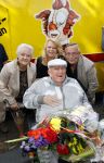 Vlaardingen 17 september 2021
Bas v Toor viert zijn 86e verjaardag . Er is een defile met Bassie en Adriaan auto's. Ook de vrouw van Bas , Coby zijn dochter Liesbeth en schoonzoon Evert waren aanwezig.