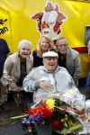 Vlaardingen 17 september 2021
Bas v Toor viert zijn 86e verjaardag . Er is een defile met Bassie en Adriaan auto's. Ook de vrouw van Bas , Coby zijn dochter Liesbeth en schoonzoon Evert waren aanwezig.