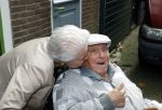 Vlaardingen 17 september 2021
Bas v Toor viert zijn 86e verjaardag . Er is een defile met Bassie en Adriaan auto's. Ook de vrouw van Bas , Coby zijn dochter Liesbeth en schoonzoon Evert waren aanwezig.