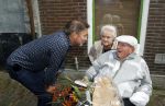 Vlaardingen 17 september 2021
Bas v Toor viert zijn 86e verjaardag . Er is een defile met Bassie en Adriaan auto's. Ook de vrouw van Bas , Coby zijn dochter Liesbeth en schoonzoon Evert waren aanwezig. Bas en sander de Kramer