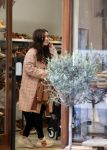 Amsterdam 5 oktober 2021
Waylon brengt met zijn gouden porsch panamera turbo zijn dochter en vriendin Bibi Breijman naar een kinder kledingwinkel in Amsterdam zuid. Hijzelf gaat shoppen op de Cornelis schuytstraat.