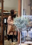 Amsterdam 5 oktober 2021
Waylon brengt met zijn gouden porsch panamera turbo zijn dochter en vriendin Bibi Breijman naar een kinder kledingwinkel in Amsterdam zuid. Hijzelf gaat shoppen op de Cornelis schuytstraat.