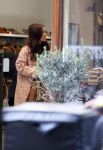 Amsterdam 5 oktober 2021
Waylon brengt met zijn gouden porsch panamera turbo zijn dochter en vriendin Bibi Breijman naar een kinder kledingwinkel in Amsterdam zuid. Hijzelf gaat shoppen op de Cornelis schuytstraat.