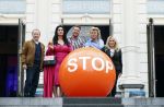 Amsterdam 2 september 2021
Aftrap van Stoptober bij Vondel CS.
Aanwezig Patricia PaaY Hans Klok Bill v Dijk  Louisa en Rowan en Patrick Martens .