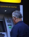 Amsterdam 3 september 2021
Bram Moszkowicz staat geld te pinnen in Amsterdam zuid.