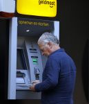 Amsterdam 3 september 2021
Bram Moszkowicz staat geld te pinnen in Amsterdam zuid.