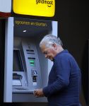 Amsterdam 3 september 2021
Bram Moszkowicz staat geld te pinnen in Amsterdam zuid.