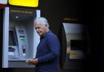 Amsterdam 3 september 2021
Bram Moszkowicz staat geld te pinnen in Amsterdam zuid.
