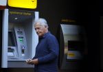 Amsterdam 3 september 2021
Bram Moszkowicz staat geld te pinnen in Amsterdam zuid.