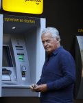 Amsterdam 3 september 2021
Bram Moszkowicz staat geld te pinnen in Amsterdam zuid.