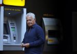 Amsterdam 3 september 2021
Bram Moszkowicz staat geld te pinnen in Amsterdam zuid.
