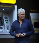 Amsterdam 3 september 2021
Bram Moszkowicz staat geld te pinnen in Amsterdam zuid.