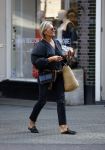 Amsterdam 17 september 2021
Caroline Tensen  doet boodschappen op de cornelis schuytstraat