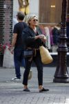 Amsterdam 17 september 2021
Caroline Tensen  doet boodschappen op de cornelis schuytstraat