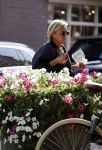 Amsterdam 17 september 2021
Caroline Tensen  doet boodschappen op de cornelis schuytstraat