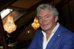 Amsterdam 30 september 2021
Boekpresentatie Jos Brink in Carre . Frank Sanders ontvangt het eerste boek uit handen van de schrijver Tom v d Oetelaar. Coen Verbraak