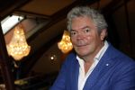 Amsterdam 30 september 2021
Boekpresentatie Jos Brink in Carre . Frank Sanders ontvangt het eerste boek uit handen van de schrijver Tom v d Oetelaar. Coen Verbraak