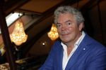 Amsterdam 30 september 2021
Boekpresentatie Jos Brink in Carre . Frank Sanders ontvangt het eerste boek uit handen van de schrijver Tom v d Oetelaar. Coen Verbraak