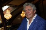 Amsterdam 30 september 2021
Boekpresentatie Jos Brink in Carre . Frank Sanders ontvangt het eerste boek uit handen van de schrijver Tom v d Oetelaar. Coen Verbraak