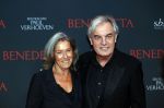 Amsterdam 12 oktober 2021
Premiere Benedetta  in Tuschinski. paul Verhoeven is de regisseur. Derek de Lint met zijn vrouw