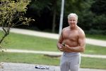 Amsterdam 6 september 2021
Dries Roelvink aan het trainen in het vondelpark.
Ook gaat hij met fans op de foto