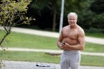 Amsterdam 6 september 2021
Dries Roelvink aan het trainen in het vondelpark.
Ook gaat hij met fans op de foto