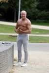 Amsterdam 6 september 2021
Dries Roelvink aan het trainen in het vondelpark.
Ook gaat hij met fans op de foto