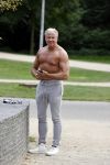 Amsterdam 6 september 2021
Dries Roelvink aan het trainen in het vondelpark.
Ook gaat hij met fans op de foto