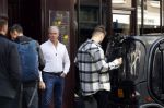 Amsterdam 20 september 2021
Opnames commercial met Dries Roelvink voor de deur bij Oger. Ook zijn vrouw Honoria en manager Frank Wisse zijn erbij . Dries rijdt met zijn biro CCCC schade tegen een bloembak.
