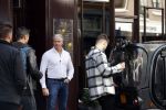 Amsterdam 20 september 2021
Opnames commercial met Dries Roelvink voor de deur bij Oger. Ook zijn vrouw Honoria en manager Frank Wisse zijn erbij . Dries rijdt met zijn biro CCCC schade tegen een bloembak.