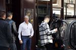 Amsterdam 20 september 2021
Opnames commercial met Dries Roelvink voor de deur bij Oger. Ook zijn vrouw Honoria en manager Frank Wisse zijn erbij . Dries rijdt met zijn biro CCCC schade tegen een bloembak.