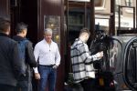 Amsterdam 20 september 2021
Opnames commercial met Dries Roelvink voor de deur bij Oger. Ook zijn vrouw Honoria en manager Frank Wisse zijn erbij . Dries rijdt met zijn biro CCCC schade tegen een bloembak.