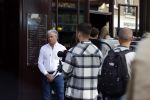 Amsterdam 20 september 2021
Opnames commercial met Dries Roelvink voor de deur bij Oger. Ook zijn vrouw Honoria en manager Frank Wisse zijn erbij . Dries rijdt met zijn biro CCCC schade tegen een bloembak.