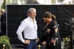Amsterdam 20 september 2021
Opnames commercial met Dries Roelvink voor de deur bij Oger. Ook zijn vrouw Honoria en manager Frank Wisse zijn erbij . Dries rijdt met zijn biro CCCC schade tegen een bloembak.