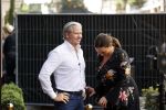 Amsterdam 20 september 2021
Opnames commercial met Dries Roelvink voor de deur bij Oger. Ook zijn vrouw Honoria en manager Frank Wisse zijn erbij . Dries rijdt met zijn biro CCCC schade tegen een bloembak.