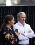Amsterdam 20 september 2021
Opnames commercial met Dries Roelvink voor de deur bij Oger. Ook zijn vrouw Honoria en manager Frank Wisse zijn erbij . Dries rijdt met zijn biro CCCC schade tegen een bloembak.