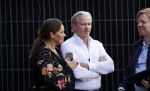 Amsterdam 20 september 2021
Opnames commercial met Dries Roelvink voor de deur bij Oger. Ook zijn vrouw Honoria en manager Frank Wisse zijn erbij . Dries rijdt met zijn biro CCCC schade tegen een bloembak.