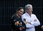 Amsterdam 20 september 2021
Opnames commercial met Dries Roelvink voor de deur bij Oger. Ook zijn vrouw Honoria en manager Frank Wisse zijn erbij . Dries rijdt met zijn biro CCCC schade tegen een bloembak.