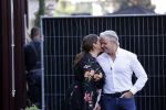 Amsterdam 20 september 2021
Opnames commercial met Dries Roelvink voor de deur bij Oger. Ook zijn vrouw Honoria en manager Frank Wisse zijn erbij . Dries rijdt met zijn biro CCCC schade tegen een bloembak.