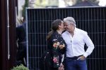 Amsterdam 20 september 2021
Opnames commercial met Dries Roelvink voor de deur bij Oger. Ook zijn vrouw Honoria en manager Frank Wisse zijn erbij . Dries rijdt met zijn biro CCCC schade tegen een bloembak.