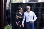 Amsterdam 20 september 2021
Opnames commercial met Dries Roelvink voor de deur bij Oger. Ook zijn vrouw Honoria en manager Frank Wisse zijn erbij . Dries rijdt met zijn biro CCCC schade tegen een bloembak.