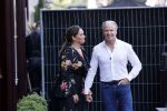 Amsterdam 20 september 2021
Opnames commercial met Dries Roelvink voor de deur bij Oger. Ook zijn vrouw Honoria en manager Frank Wisse zijn erbij . Dries rijdt met zijn biro CCCC schade tegen een bloembak.