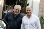 Amsterdam 20 september 2021
Opnames commercial met Dries Roelvink voor de deur bij Oger. Ook zijn vrouw Honoria en manager Frank Wisse zijn erbij . Dries rijdt met zijn biro CCCC schade tegen een bloembak.