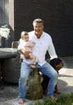 Kanne Belgie 14 september 2021
Emile ratelband met zijn 1 jaar oude dochter Betheke-Pleun in de tuin van zijn huis.
