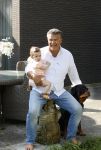 Kanne Belgie 14 september 2021
Emile ratelband met zijn 1 jaar oude dochter Betheke-Pleun in de tuin van zijn huis.